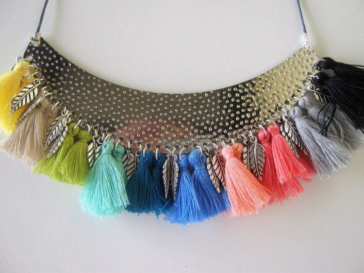 collier-pompons4