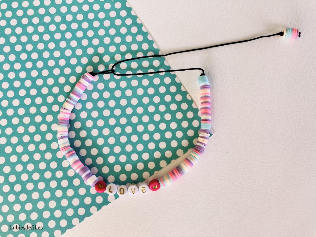 Cette image a un attribut alt vide ; le nom du fichier est collier-personnalise-heishi-diy.jpg