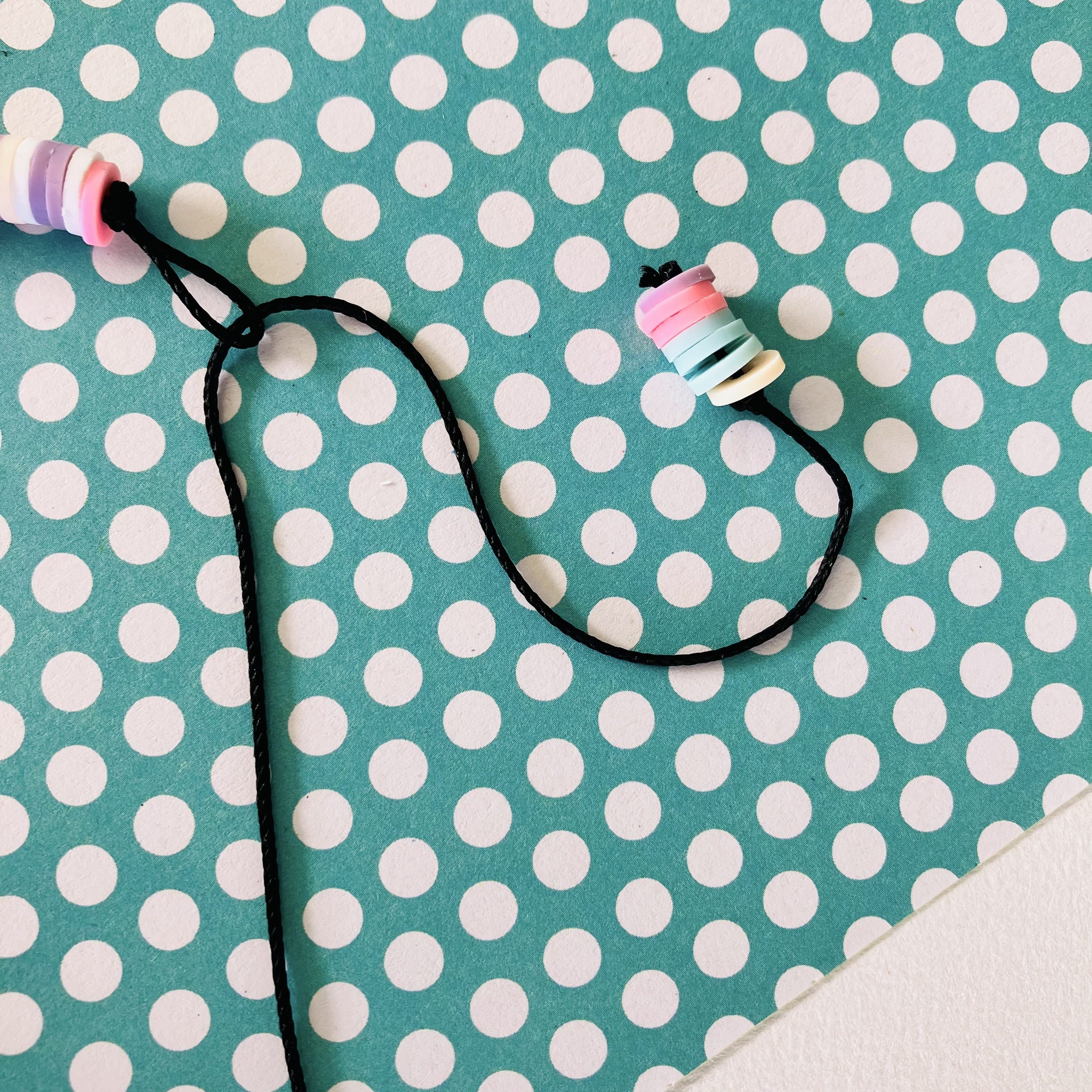 Cette image a un attribut alt vide ; le nom du fichier est diy-collier-personnalise-heishi-blogdiy-guyane-edited.jpg